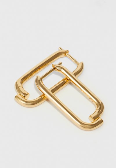 Guldfarvede metaller øreringe med en rektangulær, åben form med glatte kanter og en poleret finish, der fremhæver et moderne design.