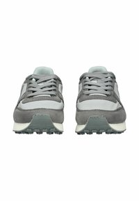 Graue Wildleder- und Mesh-Sneaker mit Schnürsenkeln, ausgestattet mit einer weißen Zwischensohle und einer strukturierten Gummisohle. Minimalistisches Design mit subtilen Akzenten.