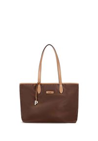 Bolso de mano de nailon marrón con asas de cuero beige, forma rectangular, herrajes plateados y un pequeño llavero con una "P".