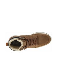 Chaussure montante brune en matériau suédé, avec un intérieur en peluche, des lacets bruns et une semelle en caoutchouc blanche. Présente un logo sur la semelle intérieure.