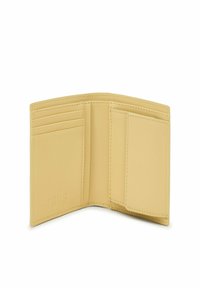 Cartera de cuero amarilla con múltiples compartimentos para tarjetas y un bolsillo lateral. Textura suave y detalle de costura fina. Logotipo de la marca en relieve.