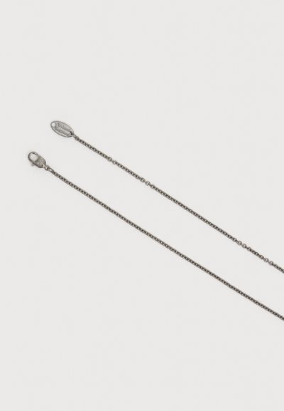 Ασημένιο κολιέ με αλυσίδα και αγκίστρου, με μικρό οβάλ μενταγιόν χαραγμένο με "Vitamin Asasu."