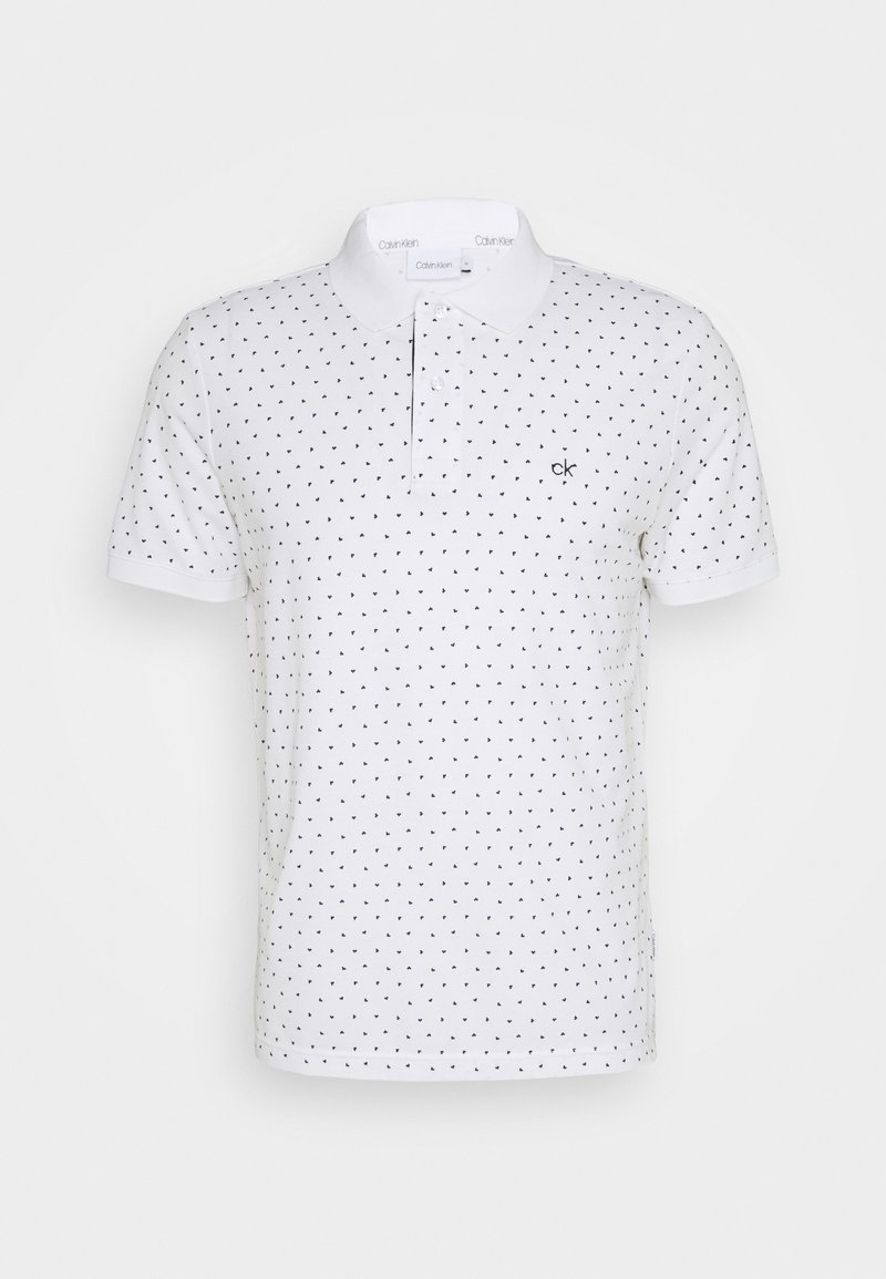 Polo blanc à manches courtes avec petits motifs triangles noirs, patte à deux boutons et petit logo "ck" sur la poitrine gauche.