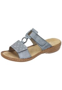 Szare klapki z perforowanym wierzchem i dekoracyjnym metalowym pierścionkiem, z wyściełaną wkładką i jasnobrązową podeszwą na koturnie.