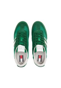 Zapatillas verdes de ante y textil, con rayas blancas, cordones redondos y un logo en la lengüeta. Interior acolchado.