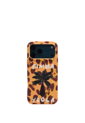 Funda de teléfono con estampado de leopardo en tonos naranja y marrón, ilustración negra de una palmera y texto blanco "BIMBA Y LOLA" en el frente.