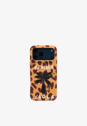 Funda de teléfono con estampado de leopardo en tonos naranja y marrón, ilustración negra de una palmera y texto blanco "BIMBA Y LOLA" en el frente.