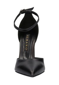 Scarpa nera in pelle con tacco alto, punta affusolata e cinturino alla caviglia. Texture liscia con logo dorato all'interno. Design elegantemente sagomato.