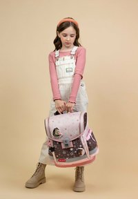 Zaino per bambini rosa e marrone con design di unicorno, motivi a stelle e dettagli rosa. Il bag presenta un cappuccio superiore e spallacci regolabili.