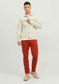 Jack & Jones JPSTMARCO NOOS - Chinos - picante