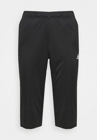 Černé zkrácené sportovní kalhoty s elastickým pasem a malým bílým logem Adidas na horní části stehna, vystavené na bílém pozadí.