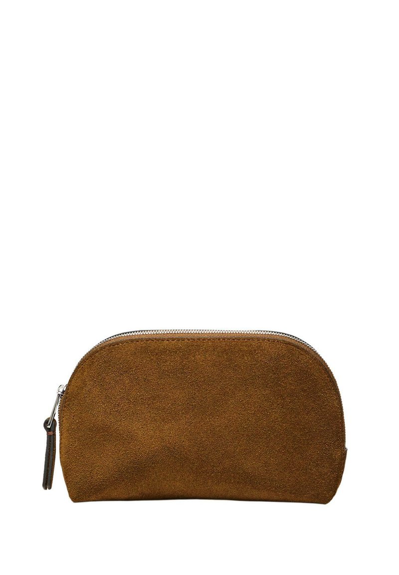 Borsa cosmetica in suede marrone con parte superiore arrotondata, zip argentata e una linguetta in pelle. Texture liscia con una leggera lucentezza.