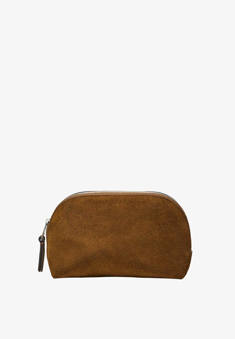 Borsa cosmetica in suede marrone con parte superiore arrotondata, zip argentata e una linguetta in pelle. Texture liscia con una leggera lucentezza.