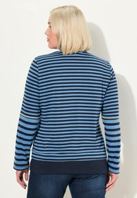 Ulla Popken CONTRAST COLOR DETAIL STRIPED TEE - Langarmshirt - navy blue