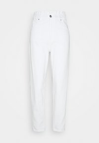 Bílé džíny s vysokým elastickým pasem, jedním předním knoflíkem a dvěma bočními kapsami. Rovné nohavice s čistým zakončením.