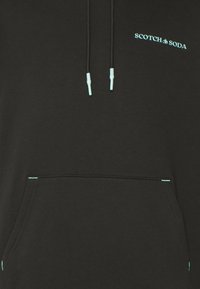 Sudadera negra con bolsillo frontal y acentos turquesa en los cordones y las costuras. Fabricada con un tejido suave y un diseño minimalista.
