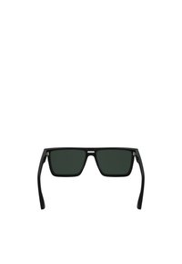 Occhiali da sole neri a forma rettangolare con lenti verde scuro, montatura in plastica leggera, texture liscia e design minimalista. Senza motivi visibili.