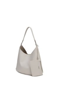 Sac à bandoulière en cuir blanc avec une seule lanière et une pochette zippée assortie attachée, posé debout sur un fond blanc.