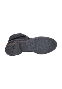 Botín negro de cuero hasta el tobillo con suela de goma texturizada negra, con un diseño curvado y un ligero tacón, acentuado con detalles de costura visibles.