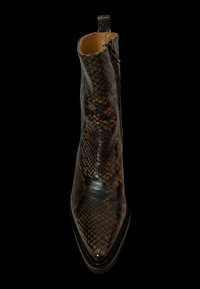 Botín de tobillo de piel de serpiente marrón con punta afilada, textura de superficie lisa y un sutil detalle de cremallera en la parte posterior. Presenta un diseño elegante.