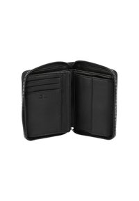 Portafoglio in pelle nera con chiusura a zip, numerosi scomparti per carte e una finitura liscia. L'interno presenta un design minimalista e ampio spazio di archiviazione.