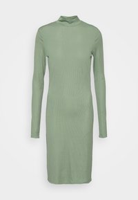 Vestido de malha de manga longa em verde suave com decote alto. Apresenta uma forma ajustada e textura canelada, atingindo o comprimento até à meia canela.