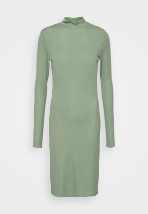 Vestido de malha de manga longa em verde suave com decote alto. Apresenta uma forma ajustada e textura canelada, atingindo o comprimento até à meia canela.