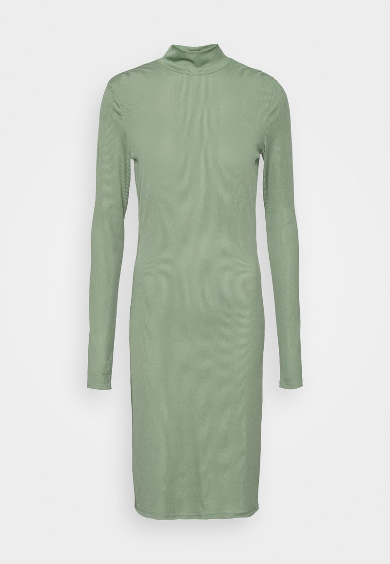 Vestido de malha de manga longa em verde suave com decote alto. Apresenta uma forma ajustada e textura canelada, atingindo o comprimento até à meia canela.