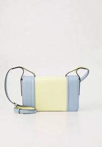 Lederhandtasche mit rechteckiger Form, bestehend aus einem gelben Körper und blauen Seiten. Enthält einen abnehmbaren blauen Riemen und schwarze Beschläge.