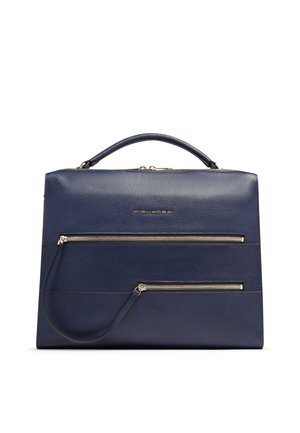 Malette en cuir bleu foncé avec poignée supérieure, deux poches extérieures horizontales à fermeture éclair et un petit logo centré au-dessus de la poche supérieure.