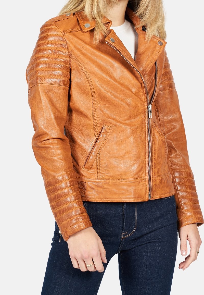 Giacca da biker in pelle marrone con accenti a coste sulle spalle, chiusura con zip frontale e tasche laterali, caratterizzata da uno stile aderente e una superficie liscia.
