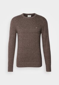 Brązowy sweter z okrągłym dekoltem, wykonany z miękkiego materiału dzianinowego, z długimi rękawami i małym logo na piersi. Równomierna struktura.