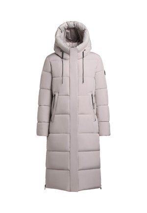 Světle šedý dlouhý péřový kabát s vysokým límcem, zipovými kapsami a kapucí. Obsahuje prošívaný design s horizontálními pruhy.