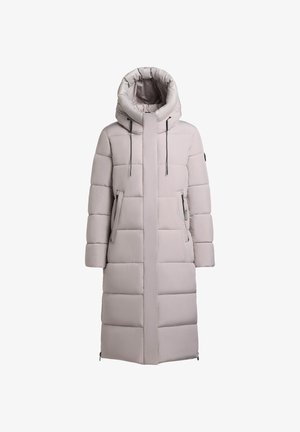 Cappotto lungo imbottito di un grigio chiaro con colletto alto, tasche con zip e cappuccio. Presenta un design trapuntato con sezioni orizzontali.