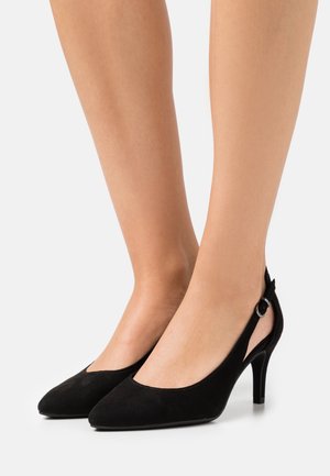 Schwarze Wildleder-Pumps mit spitzer Zehenpartie und Slingback-Design, ausgestattet mit einem schlanken Absatz und einem metallischen Schnallenakzent.