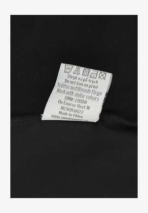 Etichetta di cura dei capi con simboli di lavaggio e istruzioni in inglese e svedese, con la dicitura "Non stirare sulla stampa" e "Lavare con colori simili."