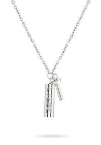 Zilveren ketting met een cilindrische hanger met gegraveerde patronen en een klein sleutelhangen, beide hangend aan een fijne ketting.