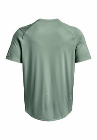 Jasnozielona koszulka z krótkim rękawem, wykonana z gładkiego, oddychającego materiału. Posiada zaokrąglony dół oraz subtelny, odblaskowy akcent w dolnej części.