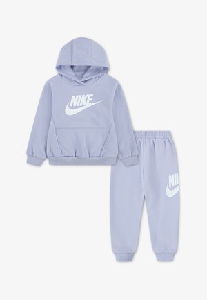 Šviesiai violetinių spalvų Nike džemperio ir kelnių komplektas, ant priekinės dalies yra logotipas, kangaroo stiliaus kišenė ir elastinės rankogaliai abiejuose drabužiuose. Minkšta audinio tekstūra.