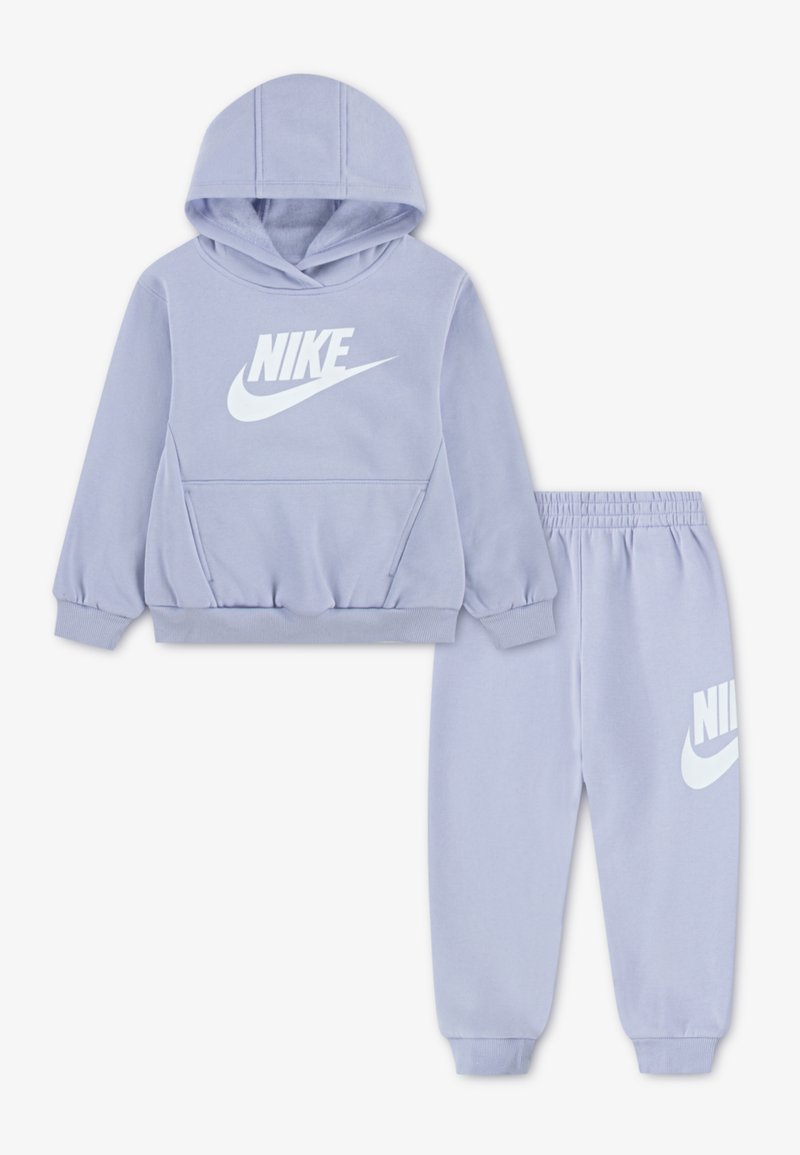 Σετ με φούτερ και παντελόνι Nike σε ανοιχτό μωβ χρώμα, που διαθέτει λογότυπο μπροστά, τσέπη καγκουρό και ελαστικές μανσέτες και στα δύο κομμάτια. Μαλακή υφή υφάσματος.