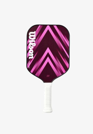 Raquette de pickleball Wilson avec motif chevron rose et violet et manche blanc.