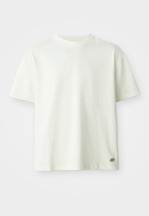 Bela bombažna majica s kratkimi rokavi in ovratnikom v krogu, sproščenega kroja. Ima majhno oznako logotipa na spodnjem robu. Gladka tekstura.