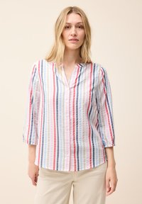 Camicia button-up bianca con strisce verticali rosa, rosse, blu e beige. Presenta maniche a tre quarti e una vestibilità rilassata.