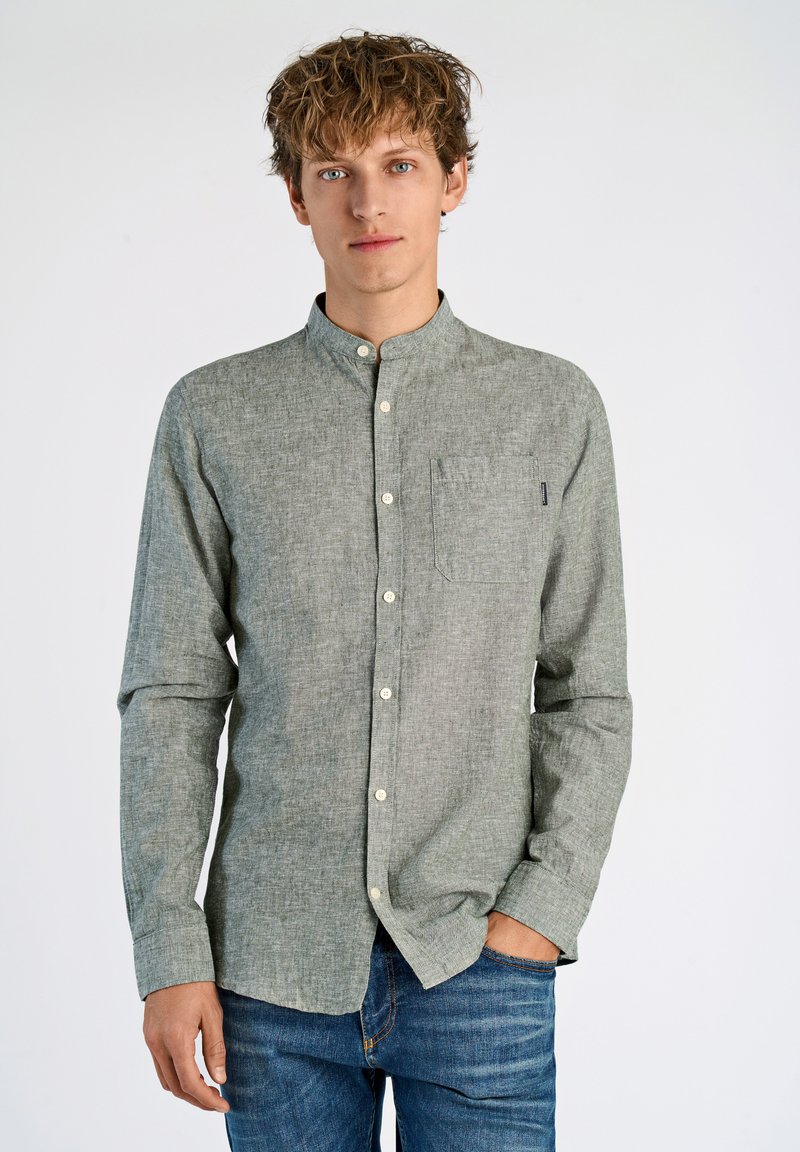Lichtgroene button-up shirt met een kraag, gestructureerde stof, lange mouwen en een borstzak, gecombineerd met blauwe jeans.