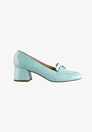 Zapato de charol azul aqua con puntera cuadrada, tacón bajo y bloqueo, y tira decorativa en el empeine con un pequeño detalle de acento.