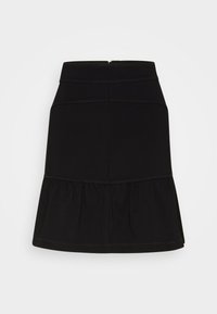 Falda negra acampanada de tela elástica, con un dobladillo con volantes y detalles de costura en contraste. Cierre con cremallera en la parte posterior.