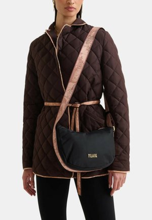 Giubbotto trapuntato marrone con rifiniture rosa chiaro, abbinato a una borsa nera a tracolla con logo dorato e tracolla decorata.