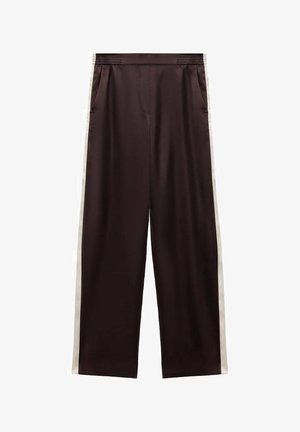 Hnědé saténové kalhoty s rovnými nohavicemi, které mají bílé postranní pruhy a texturovaný pás. Obsahují boční kapsy pro lepší funkčnost.