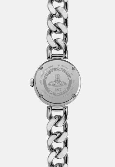 Arrière d'une montre Vivienne Westwood Time Machine en acier inoxydable avec de grosses maillons de chaîne, logo gravé et détails sur la résistance à l'eau.