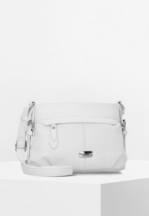 Biała skórzana torba na ramię z regulowanym paskiem, przednią kieszenią na zamek oraz srebrnym logo marki na białym postumencie na jednolitym tle.